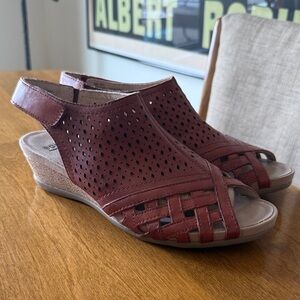 NEW Earth “Pisa Galli” sandals